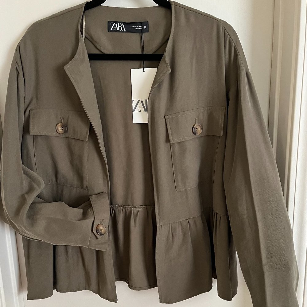 Zara short jacket (waist + ruffle) Olive Green. Size M